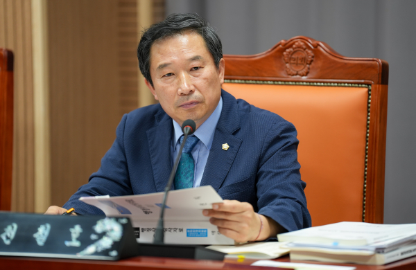 행정사무감사를 진행하고 있는 천철호 의원/아산시의회 제공