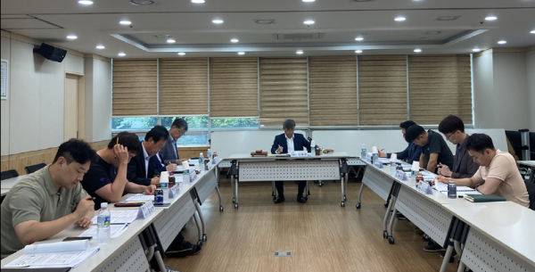 지난 28일 대전 서구 둔산동 한국산림복지진흥원 대회의실에서 열린 ‘안전경영위원회’에서 남태헌(가운데) 한국산림복지진흥원장이 안전 관련 내외부 전문가들과 함께 여름철 풍수해 대비 산림복지시설 재난대응체계 및 점검사항들을 논의하고 있다.