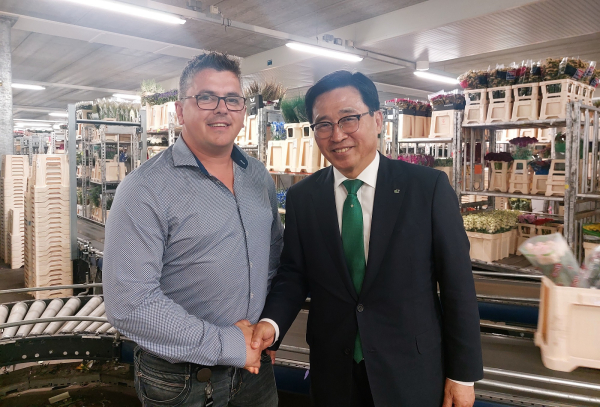 화훼도매상 비아플로르(ViaFlor) 방문 현장 사진 * 김춘진 한국농수산식품유통공사 사장(우측), Kees Vianen 비아플로르(ViaFlor) 대표(좌측)