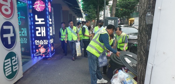 지난 28일 태평동일원에서 진행한 불법광고물 근절을 위한 민관합동 야간 특별 단속 모습