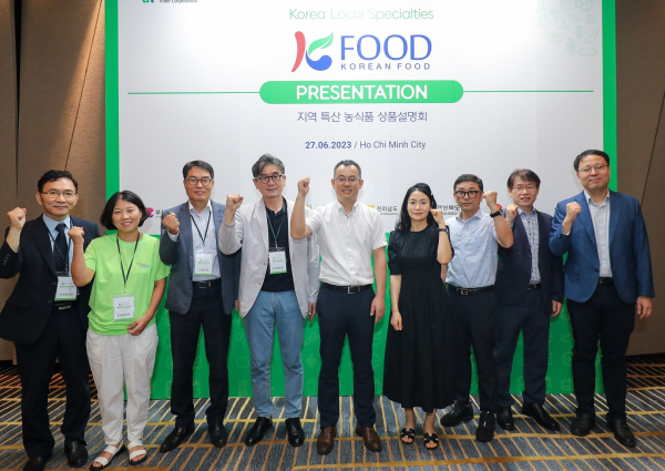 ‘지역 특산 농식품 상품설명회’ 참가자 기념사진 * 한국농수산식품유통공사 호치민지사 조성배 지사장(우측 1번째)