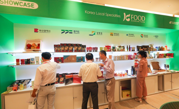 ‘지역 특산 농식품 전시관’을 둘러보는 현지 바이어