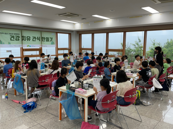 29일 산림복지연구개발센터 직원이 어린이의 건강 문제 개선을 위한 ‘건강한 산림치유음식 만들기’ 프로그램을 진행하고 있다.