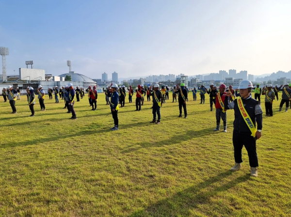 계룡건설 현장별로 장마철 건설현장 중대재해 Zero 캠페인 결의 행사를 진행하고 있다.
