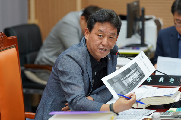 행정사무감사를 진행하는 이춘호 의원/아산시의회 제공