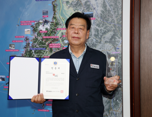 해양치유산업 대표도시 브랜드 대상을 수상한 가세로 태안군수.