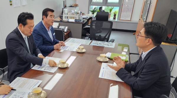 지난 5월 22일 농림축산식품부 방문 이상만 농촌정책국장에 농촌협약 공모사업 선정 논리 설명