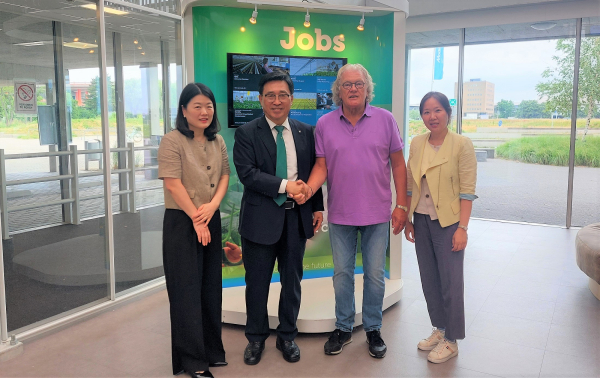 월드호티센터(World Horti Center) 방문 현장 사진 * 한국농수산식품유통공사 김춘진 사장(좌측2번째)