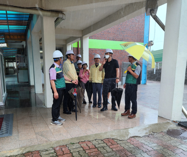 황인명 행정국장을 비롯한 점검반이 지난 29일 부여초등학교에서 학교 내 옹벽을 점검하고 있다.