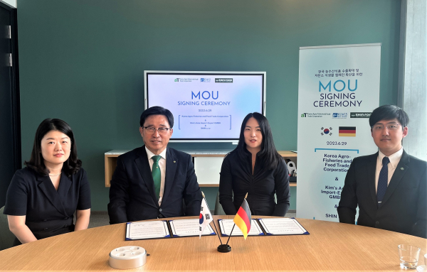 한국농수산식품유통공사-독일 킴스아시아 MOU 기념사진 * (좌측 2번째부터) 한국농수산식품유통공사 김춘진 사장, 독일 킴스아시아 김선 대표