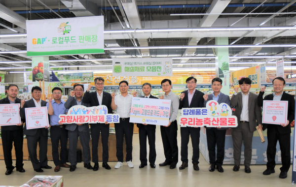 zgm.고향으로 카드’범농협 임직원 릴레이 가입 캠페인 진행 모습