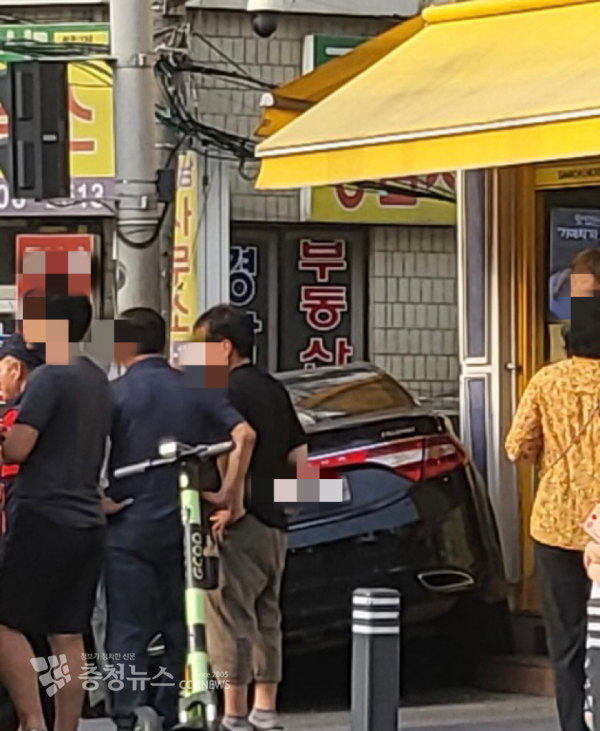 2일 대전 서구 도마동에서 70대 운전자가 인도로 돌진해 전봇대를 들이받았다.