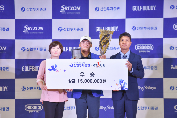 지난 1일 대전 골프존조이마루에서 열린 ‘2023 신한투자증권 GTOUR MEN’S’ 4차 결선 시상식에서 (왼쪽부터)신한투자증권 김수영 본부장, 우승자 김홍택, 골프존 박강수 대표가 기념촬영을 하고 있다.
