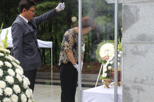 건설순직자 유가족이 헌화와 분향을 하고 있다