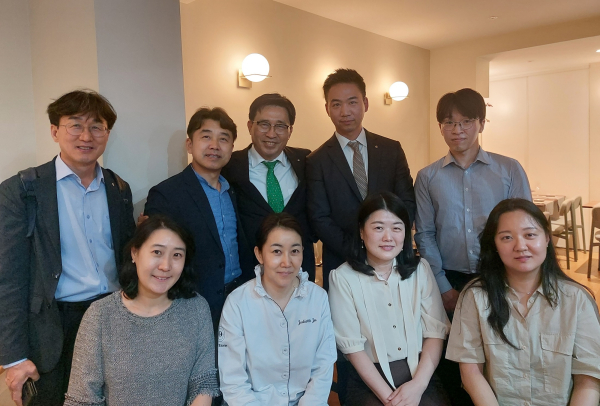 간담회 사진 * (둘째줄 좌측부터) 진종문 NH농협무역 대표이사, 이수희 농협 식품수출부장, 김춘진 한국농수산식품유통공사 사장, 곽재근 농협 프랑스사무소장, 줄리엣 주(Juilette Ju) 셰프(첫째줄 좌측2번째)