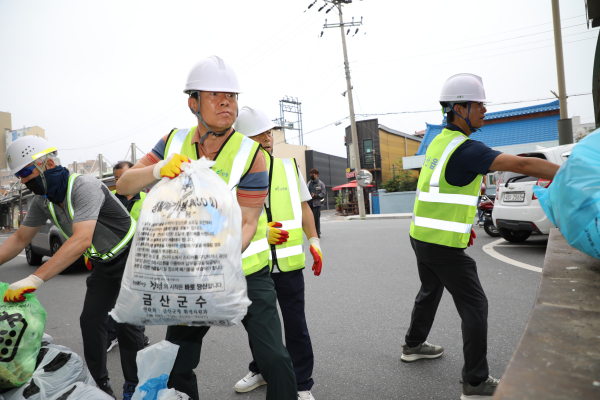 금산시외버스터미널 일원의 생활폐기물을 수거하는 박범인 금산군수