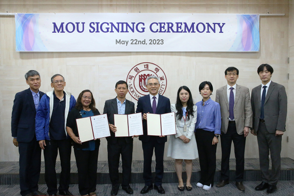 지난 5월 22일 목원대 대학본부 4층 도익서홀에서 이희학 총장(가운데)과 필리핀 나가호프 기독교학교(Naga Hope Christian School) 및 필리핀 연합감리교회 비콜연회 관계자 등이 업무협약 체결