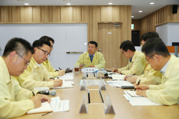 윤석대 사장(사진의 가운데)이 7월 3일 본사 물관리 종합상황실을 찾아 지난주 내린 강우로 인한 댐 수위 현황 등을 살피고, 장마 대비 준비현황과 수문 방류 상황, 향후 대응계획 등을 재차 꼼꼼히 점검하였다.