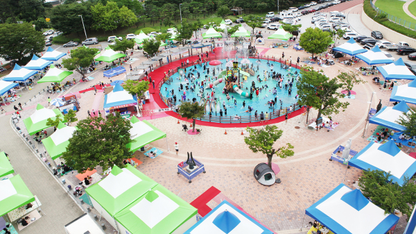 지난해 여름 종합운동장 야외 물놀이장에서 시민들이 더위를 피하는 모습