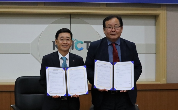 한국화학연구원-(주)팜한농 업무협약식. (왼쪽부터) (주)팜한농 김무용 대표이사, 한국화학연구원 이영국 원장