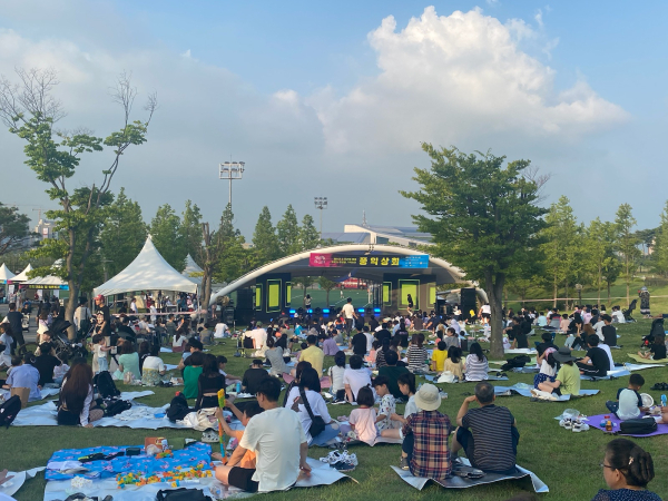 풍익사회 공연을 즐기는 관람객들