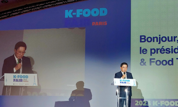 2023 파리 K-Food Fair 개회식 사진 * 환영사하는 김춘진 한국농수산식품유통공사 사장