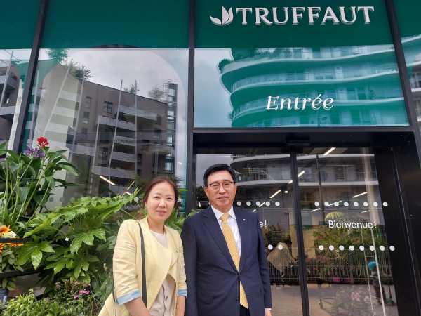 Truffaut(트뤼포) 방문 현장 사진 * 김춘진 한국농수산식품유통공사 사장(우측)