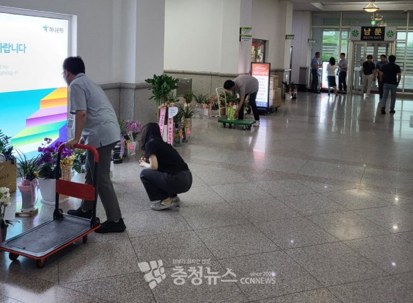대전시청 직원들이 각 실국 선배 공무원의 축하 화분을 찾아 수레에 옮기고 있다. / 김용우 기자