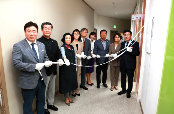 이응우(오른쪽 첫째) 계룡시장, 채순기(오른쪽 다섯째) 배재대 산학협력단장을 비롯한 계룡시 관계자들이 ‘계룡시 어린이‧사회복지급식관리지원센터’ 개소식에 참여하고 있다.