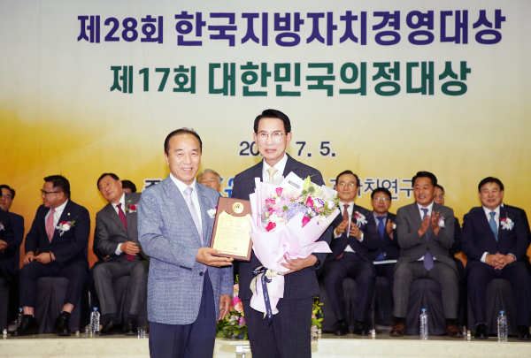 이완섭 서산시장이 5일 서울 용산 공군호텔에서 열린‘제28회 한국지방자치경영대상 시상식’에서 지역개발 대상을 받고 있다