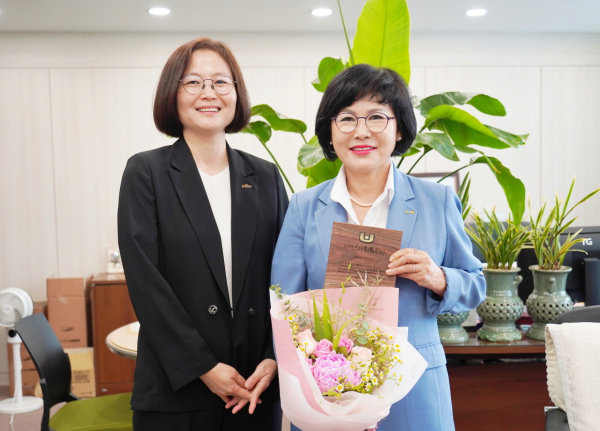 김인식 대전시사회서비스원 원장(사진 오른쪽)과 이진희 대전시사회복지사협회 회장(사진 왼쪽)