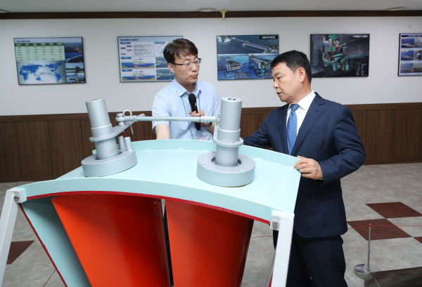 윤석대 사장(사진의 오른쪽)이 5일 경기도 안산시 시화호 조력발전소를 방문하여 유량조절장치를 살펴보고 있다.