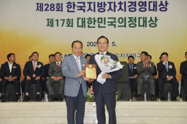 최고경영자상을 수상한 박상돈 천안시장(오른쪽)/천안시 제공