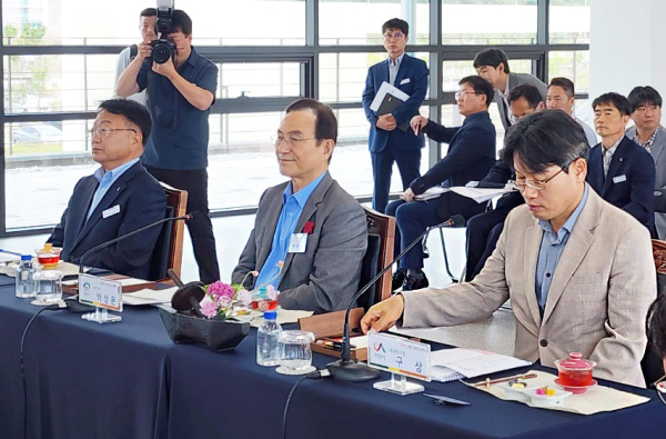6일 울진군 후포마리나항에서 열린 중부권 동서횡단철도 제8회 시장‧군수 협력체 회의 모습