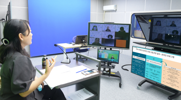 김정민 교수가 종합토론을 진행하고 있는 모습