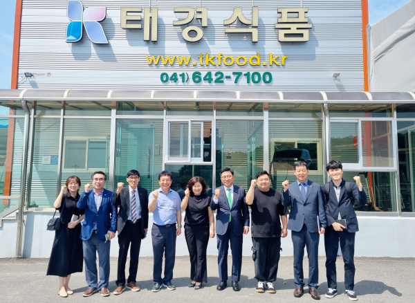 영어조합법인 태경식품 방문 현장 사진 * 한국농수산식품유통공사 김춘진 사장(우측4번째), 이성찬 영어조합법인 태경식품(좌측4번째)