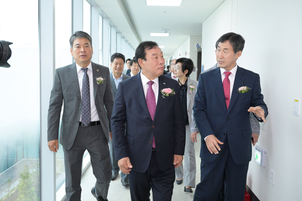 세종테크노파크 본관동 준공 후 내부를 둘러보고 있는 최민호 시장과 관계자들