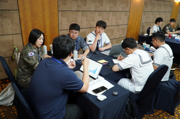 한밭대학교 국방 K-스타트업 해군 창업역량강화 멘토링 캠프에 참여한 해군 장병팀이 전문가 집중 멘토링에 참여하고 있다.