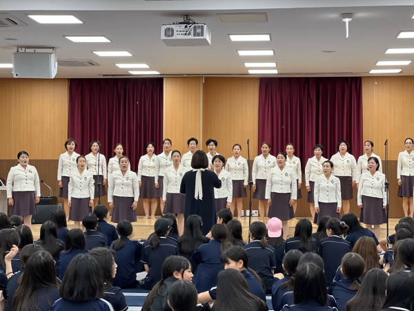 지난 6일 국립산림치유원 다스림홀에서 에코그린 합창단이 공연하고 있다.