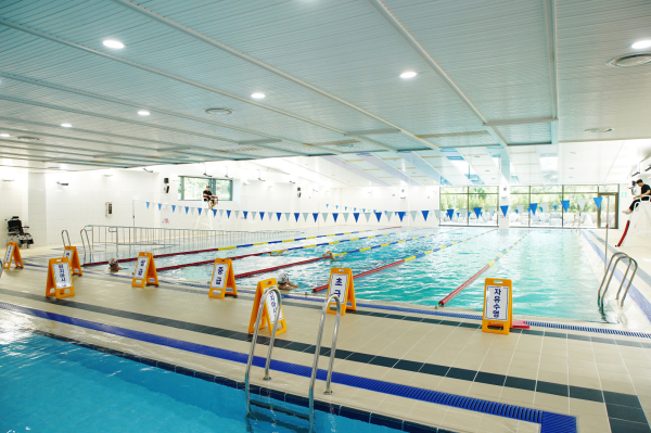 10일 성연면 왕정리에서 열린 서산 테크노밸리 국민체육센터 개관 실내 수영장 모습