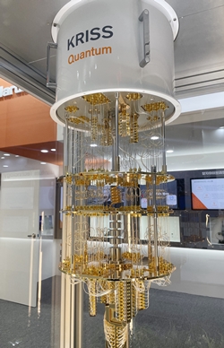 KRISS가 개발 중인 50큐비트 초전도 양자컴퓨터 모형