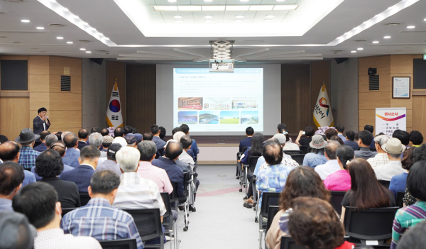 10일 시청 대회의실에서 열린 (가칭)서산시 문화예술타운 조성을 위한 시민추진위원회 위촉식과 시민설명회 모습