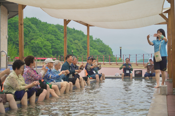 10일 경북 영주시 봉현면 국립산림치유원 수(水)치유센터에서 6·25 참전용사와 가족들이 발 지압과 손 감각을 이용한 족욕 프로그램을 체험하고 있다