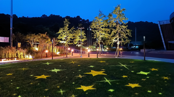 청양문화예술회관 달빛 가득 실외 정원 모습