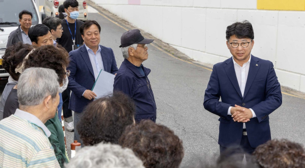 최충규 대덕구청장(사진 오른쪽)이 주민 건의사항 현장을 방문해 주민들의 목소리를 경청하고 있다.