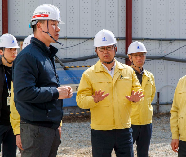 최충규 대덕구청장(사진 오른쪽)이 지난 3월 9일 해빙기 취약지역을 방문해 현장 안전을 점검하고 있다.