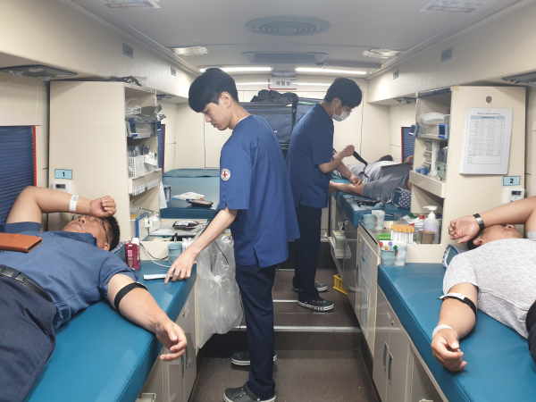 충남교육청 직원들이 헌혈을 받고 있는 모습