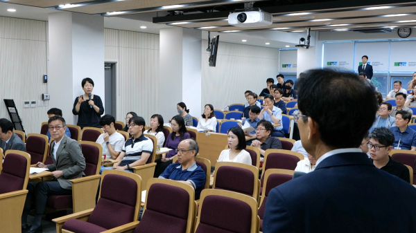 소통설명회에서 윤성환 기획처장과 교직원의 질의응답