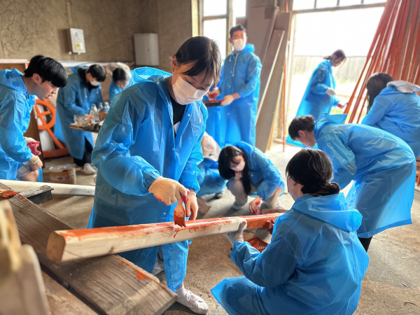 순천향대 해외봉사단이 몽골 전통 이동식 가옥 게르를 건축하고 있는 모습