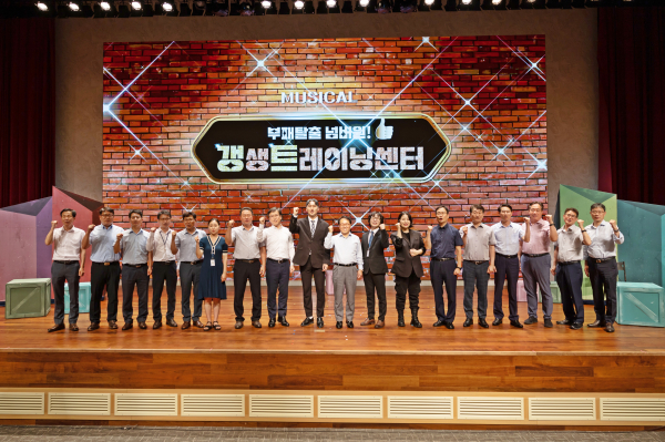 12일 충남 태안 본사에서 갑질 등 부패방지를 위한 청렴 뮤지컬 관람 행사를 진행했다. 사진은 박형덕 사장(오른쪽 아홉 번째) 등 서부발전 경영진과 배우들이 공연 후 기념촬영하는 모습